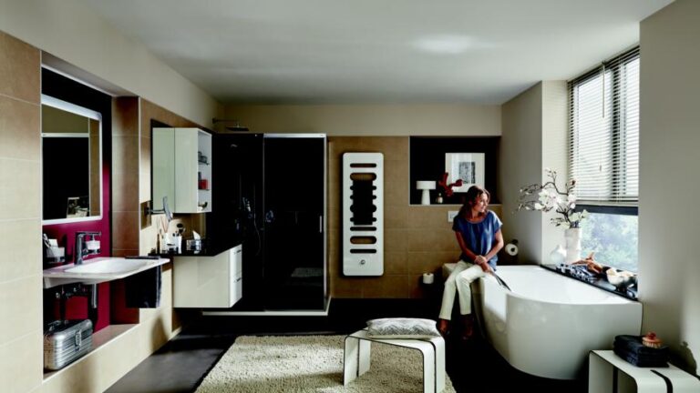 Geräumiges Badezimmer mit großer Dusche