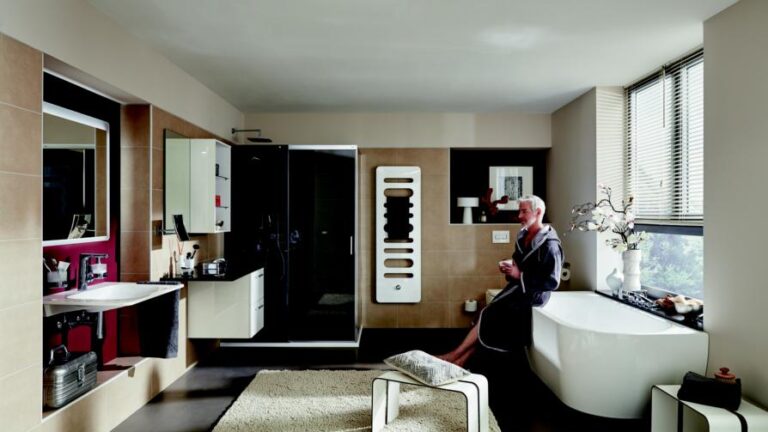 Geräumiges Badezimmer mit großer Dusche