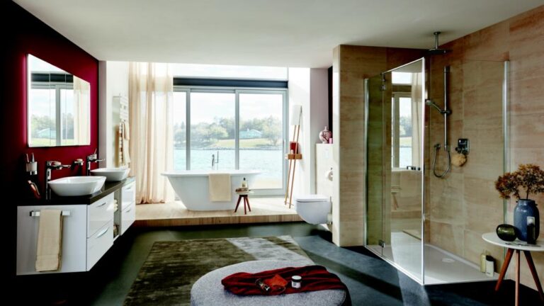 Ein Wanne am Fenster mit Blick auf einen See