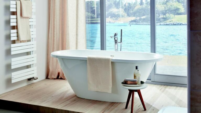 Ein Wanne am Fenster mit Blick auf einen See
