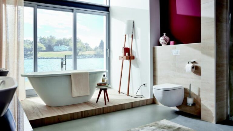 Ein Wanne am Fenster mit Blick auf einen See