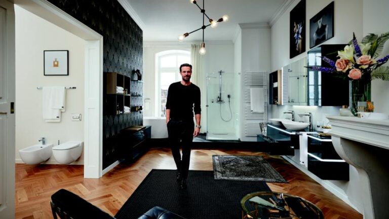 Geräumiges Badezimmer in Schwarz Weis