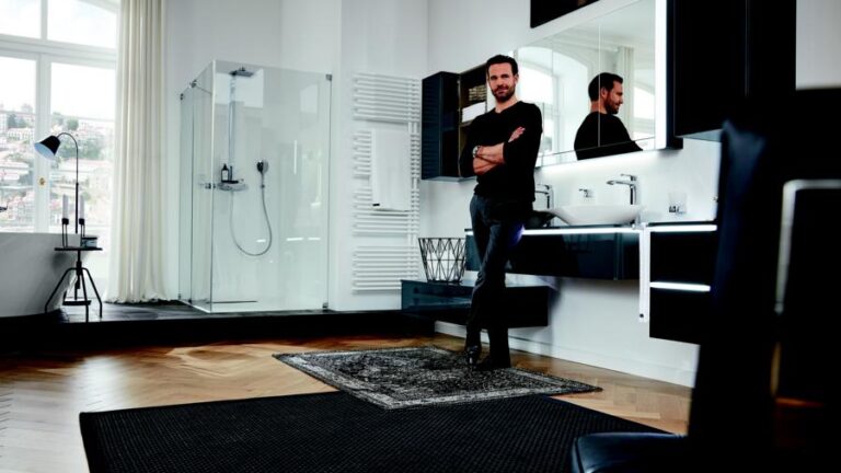 Geräumiges Badezimmer in Schwarz Weis