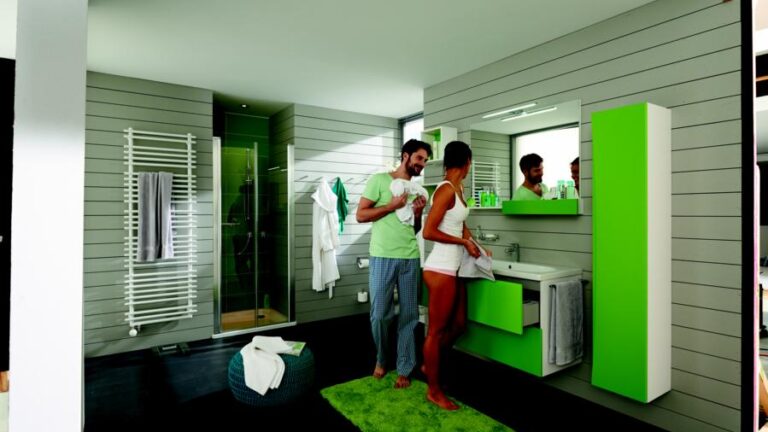 Badezimmer in Grün mit 2 Personen darin